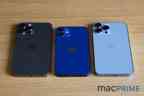 iPhone 12 Pro Max, iPhone 12 und iPhone 13 Pro Max – Farblicher Unterschied: Das «Graphit» beim iPhone 12 Pro Max und im Vergleich das «Blau» des iPhone 12 gegenüber dem «Sierrablau» des neuen iPhone 13 Pro Max.