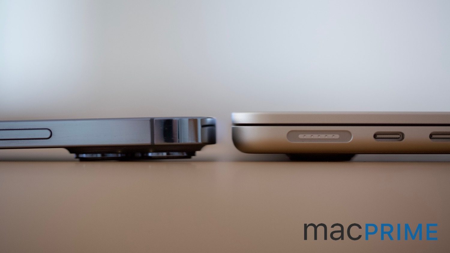 Das iPhone 13 Pro Max ist an seiner dicksten Stelle (Kamera) nur wenig  dünner als das neue MacBook Air